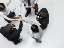 抢钱的时代,哪有功夫矫情?